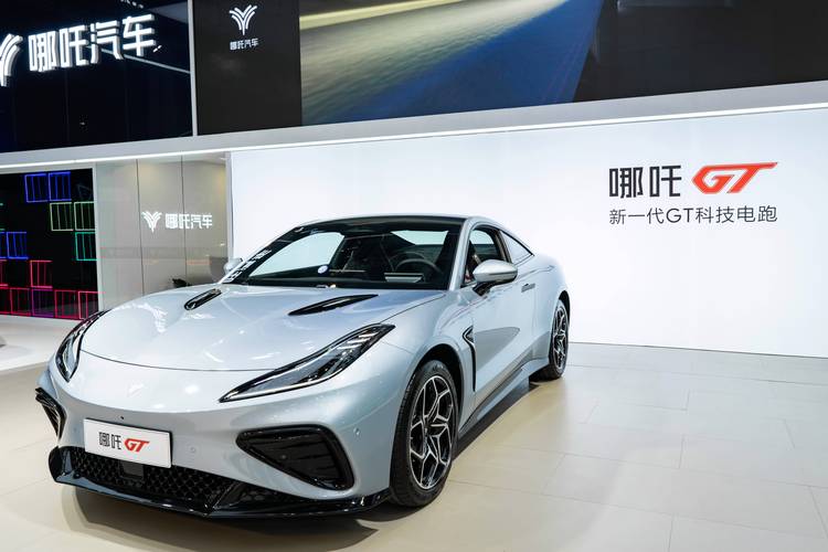 重庆129哪吒汽车在智能汽车领域的表现，领途汽车在新能源汽车市场中的影响力